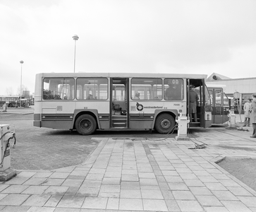 884695 Afbeelding van een kleine stadsbus (een midibus, WN-7000) van vervoersbedrijf westnederland, bij de remise van ...